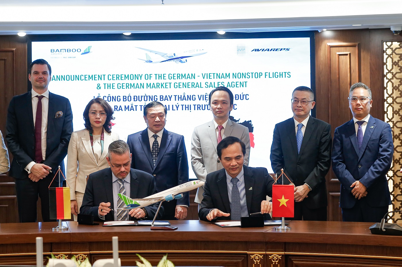 Lễ ký kết giữa Đại diện Aviareps AG và ông Nguyễn Mạnh Quân - Phó Tổng Giám đốc thường trực Bamboo Airways